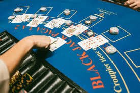 Pengguna menikmati layanan topbet88 via aplikasi mobile yang responsif